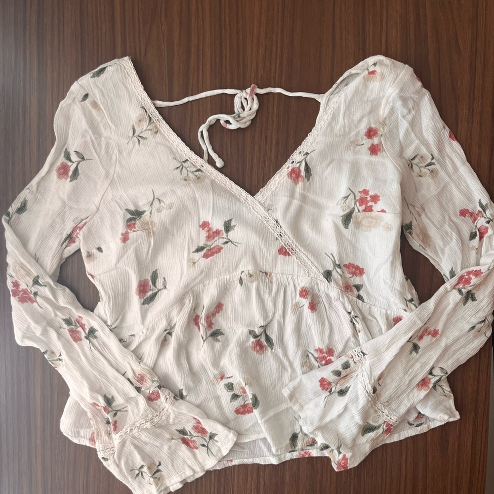 Hollister V Neck Bell Sleeve Floral flowy Top White Size Small
